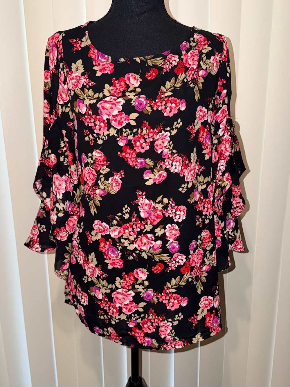 Counterparts floral flutter sleeve women’s poly pullover black red Sz  small EUC